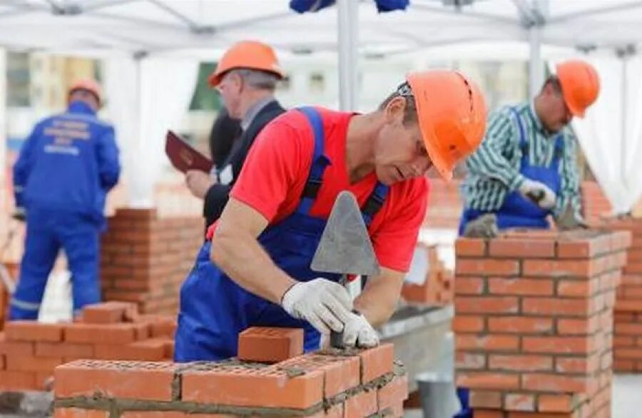 каменщик, кладка. каменщик на стройке. профессиональные каменщики. стройка , профессии строителей. каменщик.