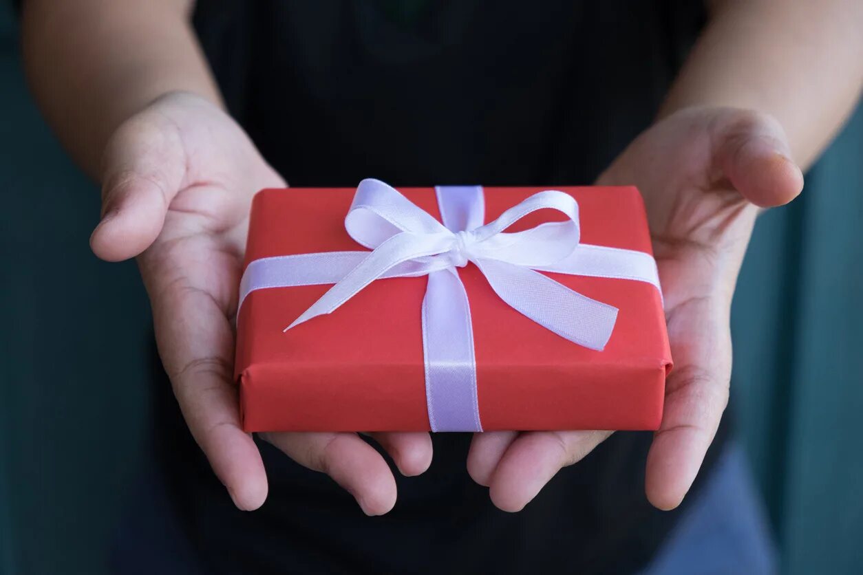 The same as presents. Подарок картинка. Необычное вручение подарка. Вручает подарок. Открытие подарка.