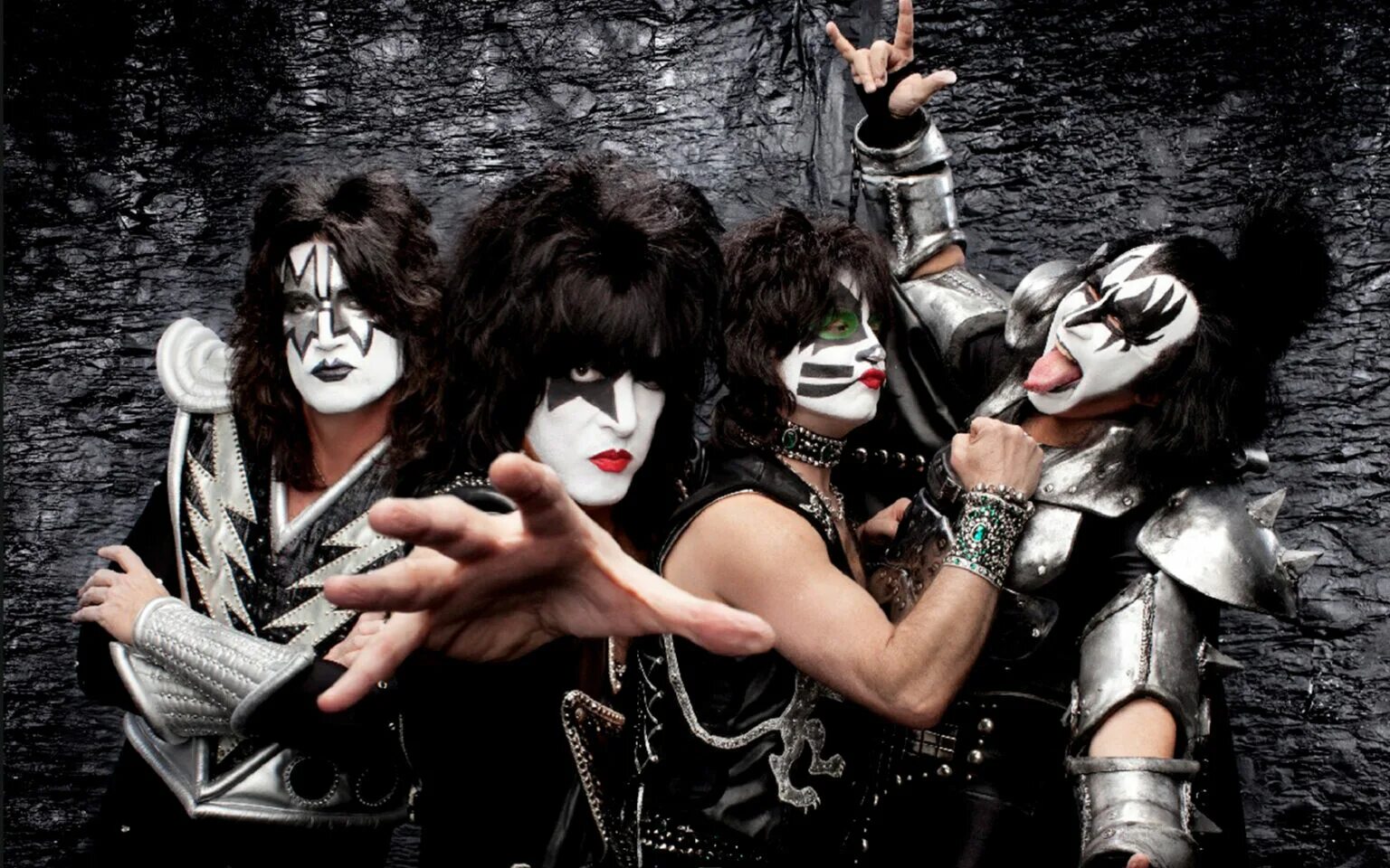 Группа Kiss 2021. Глэм рок группа Kiss. Группа Кисс без грима. Группа кисс участники