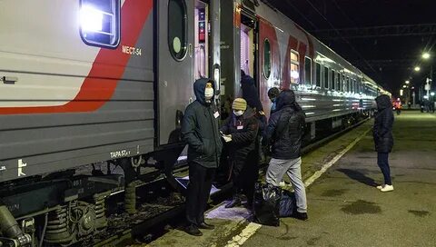 Первый вагон трогающегося поезда