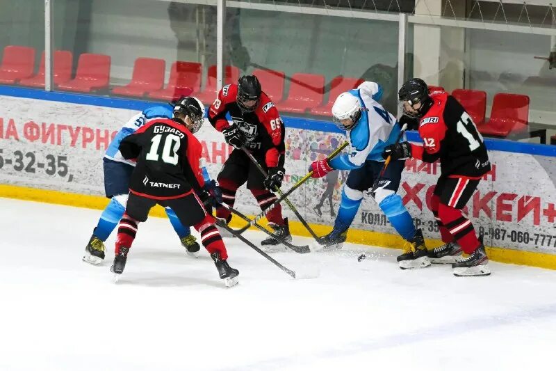 Хоккеист нефтяник. Хк нефтяник. Логотип ска нефтяник хабаровск. Нефтяник арена альметьевск. Хоккей нефтяник альметьевск.