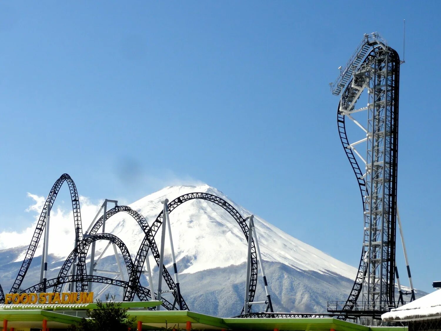 Takabisha (парк Fuji-q Highland). Аттракцион Такабиша, Япония. Фуджи американские горки Япония. Takabisha (парк Fuji-q Highland), Фудзиёсида, Япония..