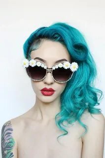 Бирюзовом девушки