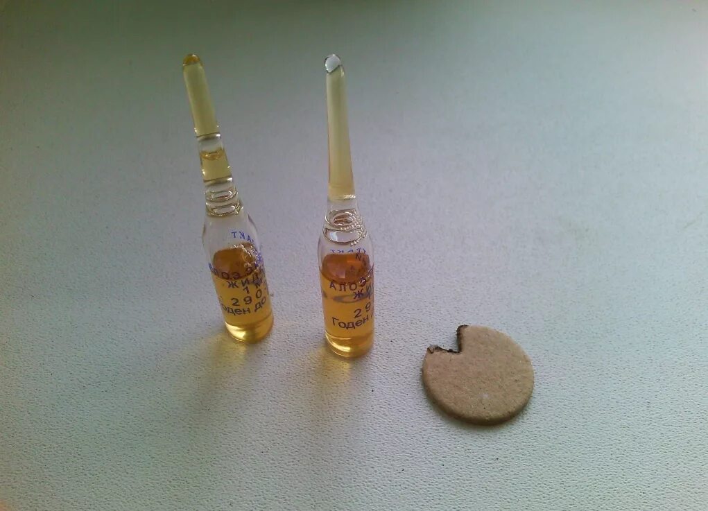 вскрыть ампулу с инъекцией. лекарство в ампулах. приспособление для открывания ампул. ампулы без пилочки. разбили ампулы.