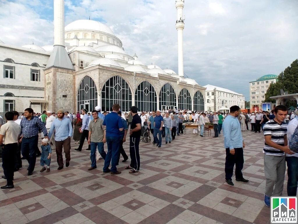 Ураза сегодня в махачкале. Ураза байрам Махачкала. Джума мечеть Махачкала байрам намаз. С праздником Ураза байрам Дагестан. Мавлид в Дагестане.