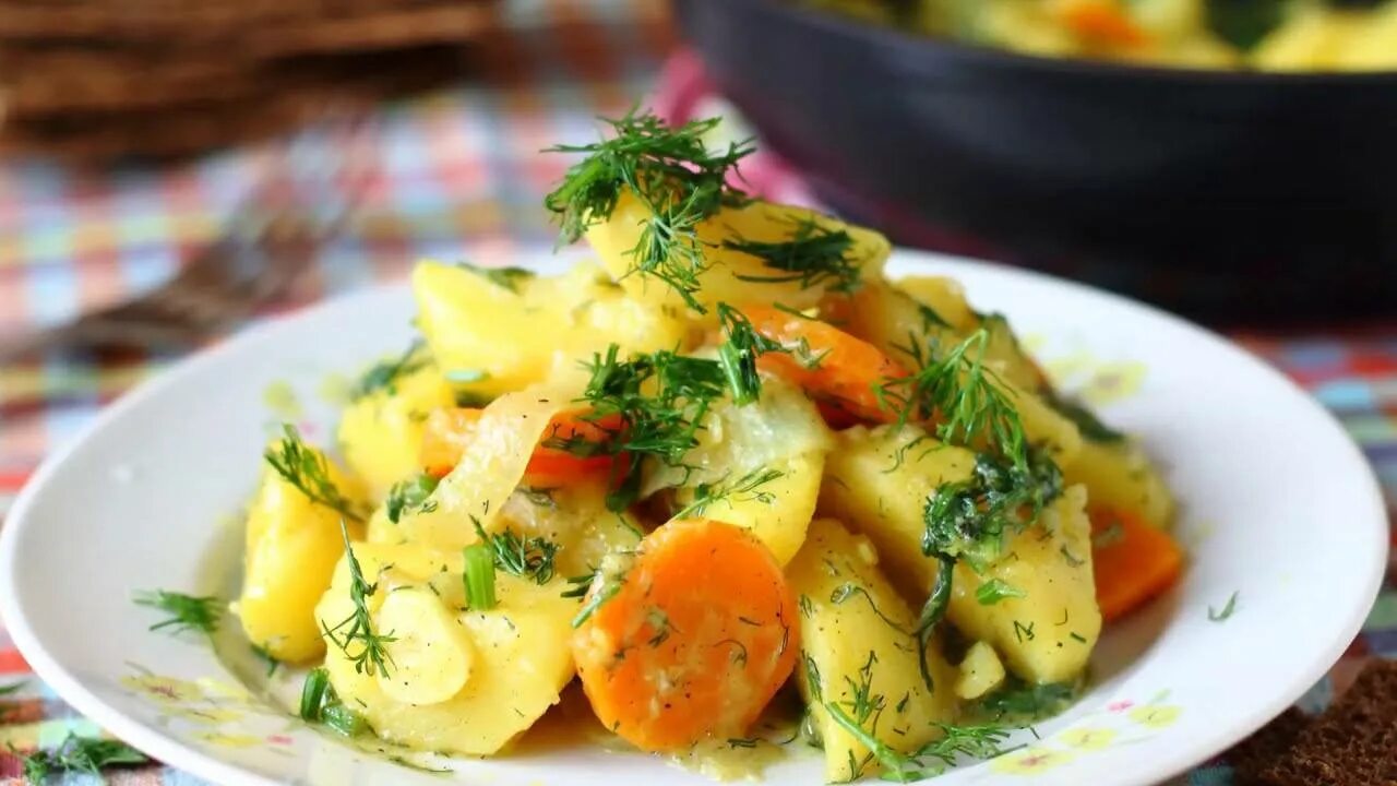 Как пожарить картошку с морковью. Тушеная картошка с луком и морковью. тушёный картофель с морковью и луком. картошка с морковкой тушеная. картошка лук морковь.