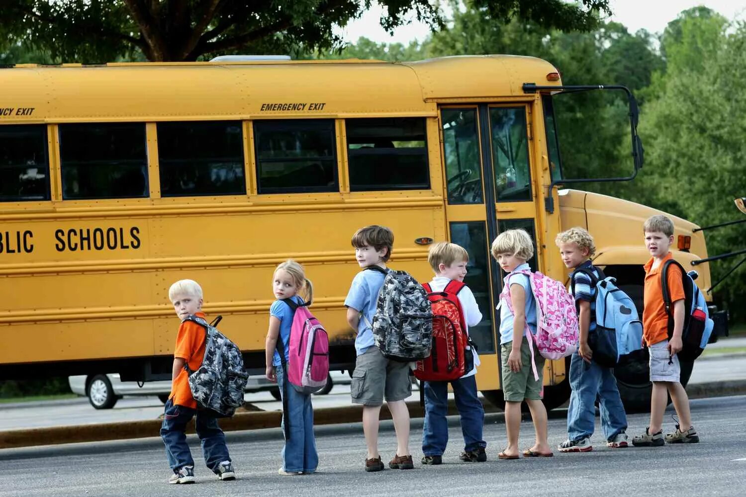 Автобусы дети новый. Школьный автобус. Школьный автобус дети. Американский школьный автобус. Школьный автобус школьники.