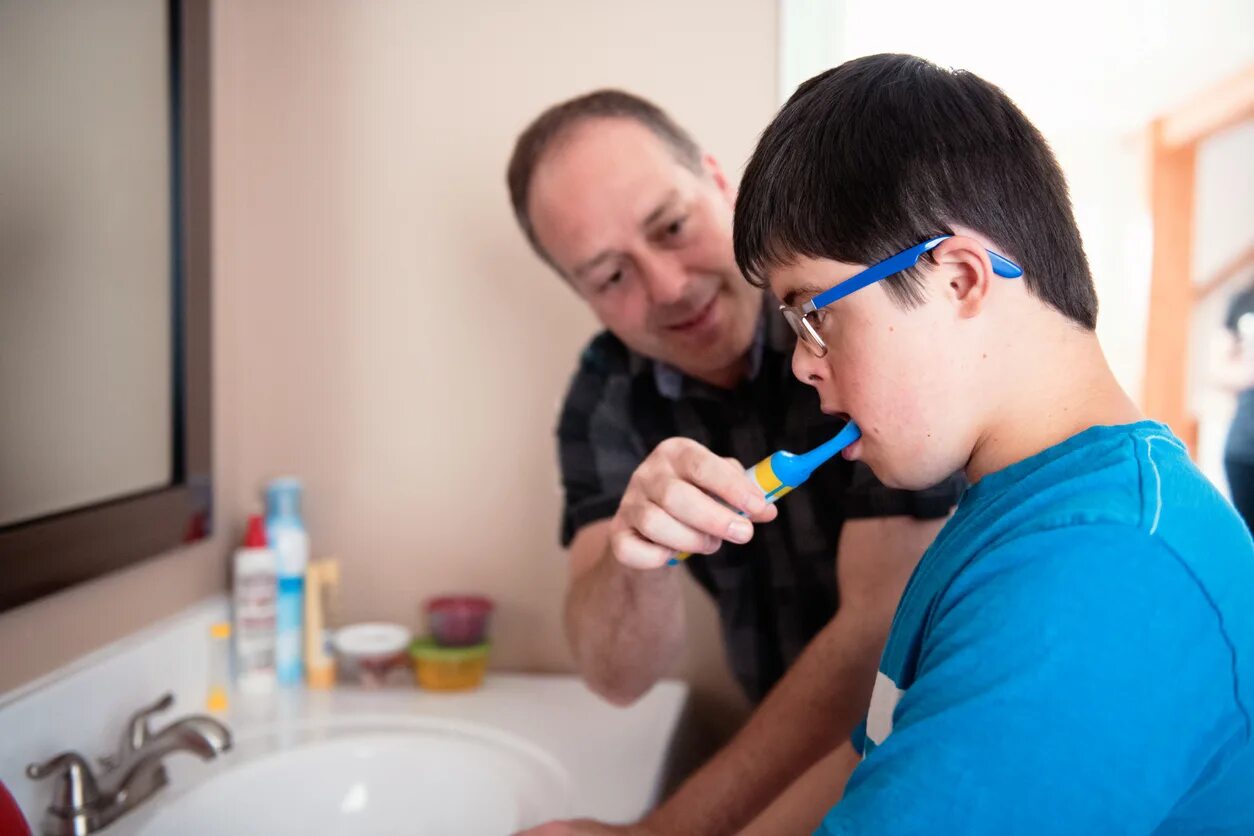 Отсосала в 12 лет. Папа с синдромом аутизмом сын врач. Эрготерапевт учит чистить зубы.
