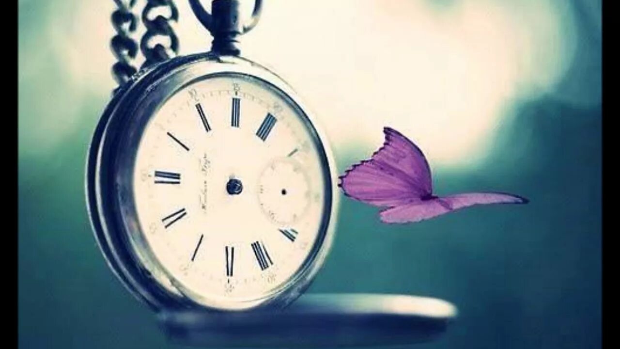Быстротечность времени. Мало времени. Время летит. Человек опаздывает часы цветы.
