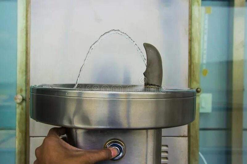 Фонтанчик для питьевой воды. Фонтанчик с питьевой водой в Шереметьево. Фонтанчики с водой в аэропорту. Вода в аэропорту питьевая. Бесплатная вода в аэропорту