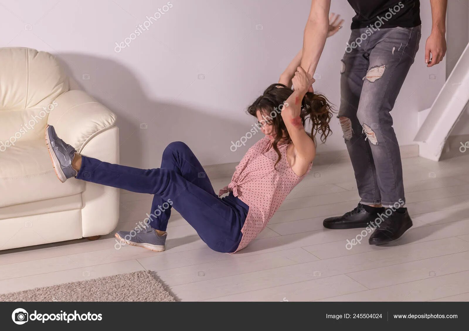 Девочку таскают за волосы. Женщины дерутся на улице. Женщину за волосы. Девушку таскают за волосы. Сзади за волосы.