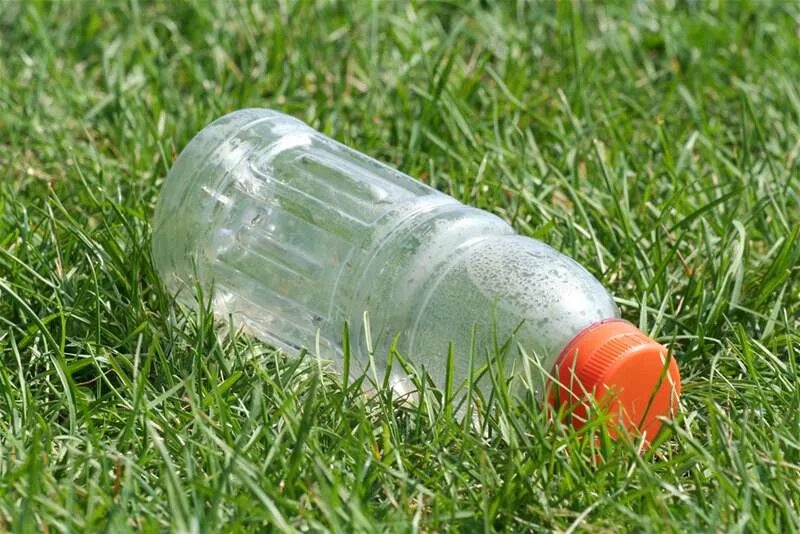 пластиковая бутылка на земле. урна для пластиковых бутылок. бросил пластиковую бутылку. бросил пластиковую бутылку. пластиковая бутылка в руке.