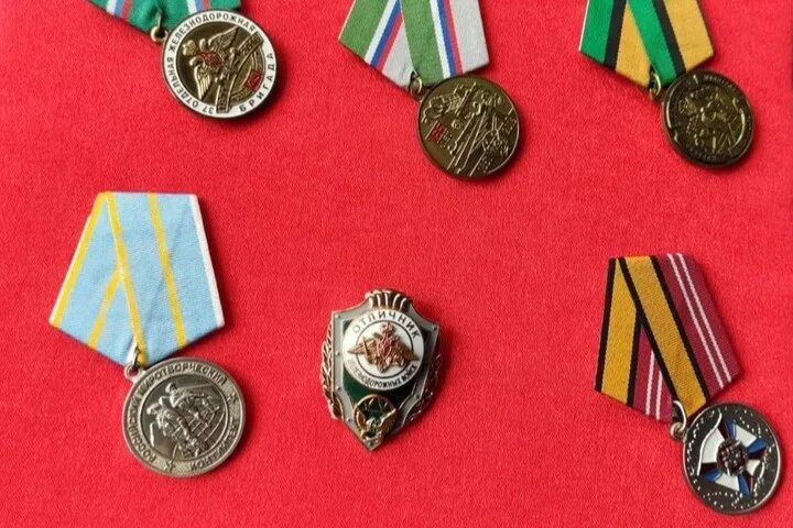 Какие медали украины. Медали Украины военные. Как выглядит украинская медаль. Украинская медаль с молотом. Украинские медали с мечами.