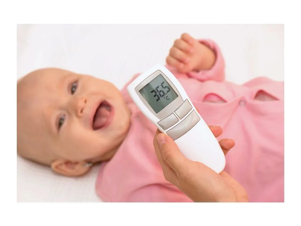 У мамы высокая температура. Девочка лихорадка. Маленький ребенок болеет. У бабушки градусник подмышкой. Мама мерит температуру.