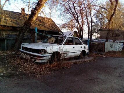 Брошенный автомобиль во дворе