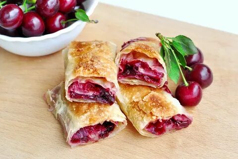 Слоеное тесто с вишней