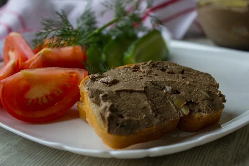 Паштет печеночный с грибами. Паштет из куриной печени с грибами. Пате из куриной печени.