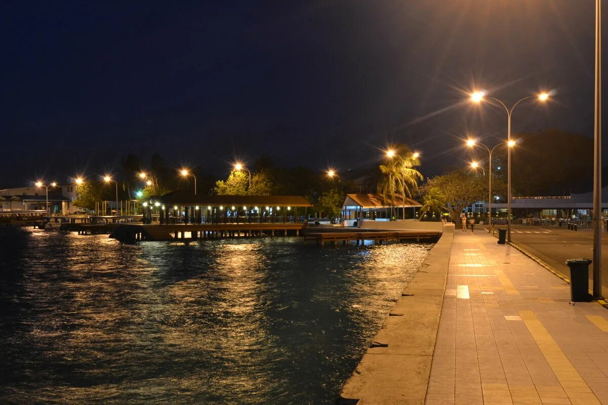 мытищи набережная реки яуза. набережная королева. набережная королева. памятник в королеве гагарин с королевым на лавочке. памятники саратова и энгельса.