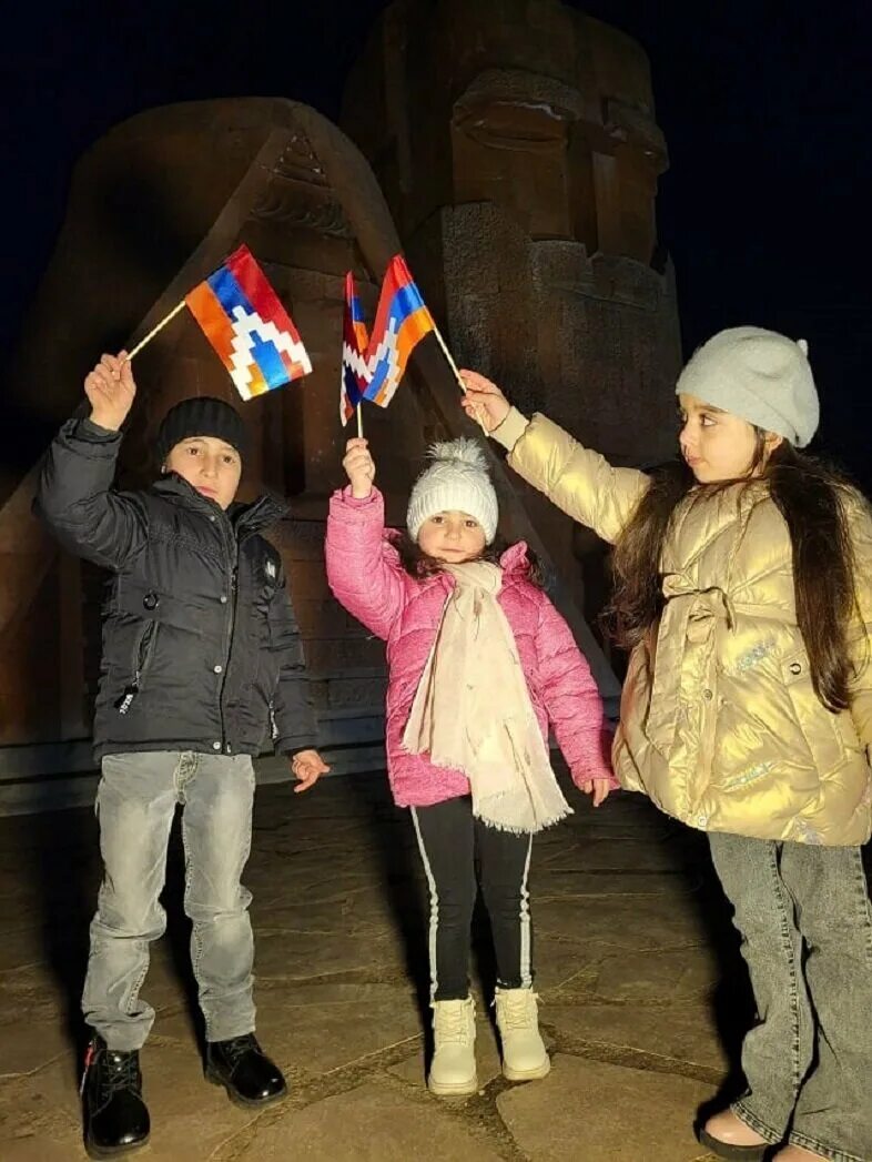 Дети армяне. Армянские дети. Детский садик в армении. Армянские дети. Мальчик с флагом армении.