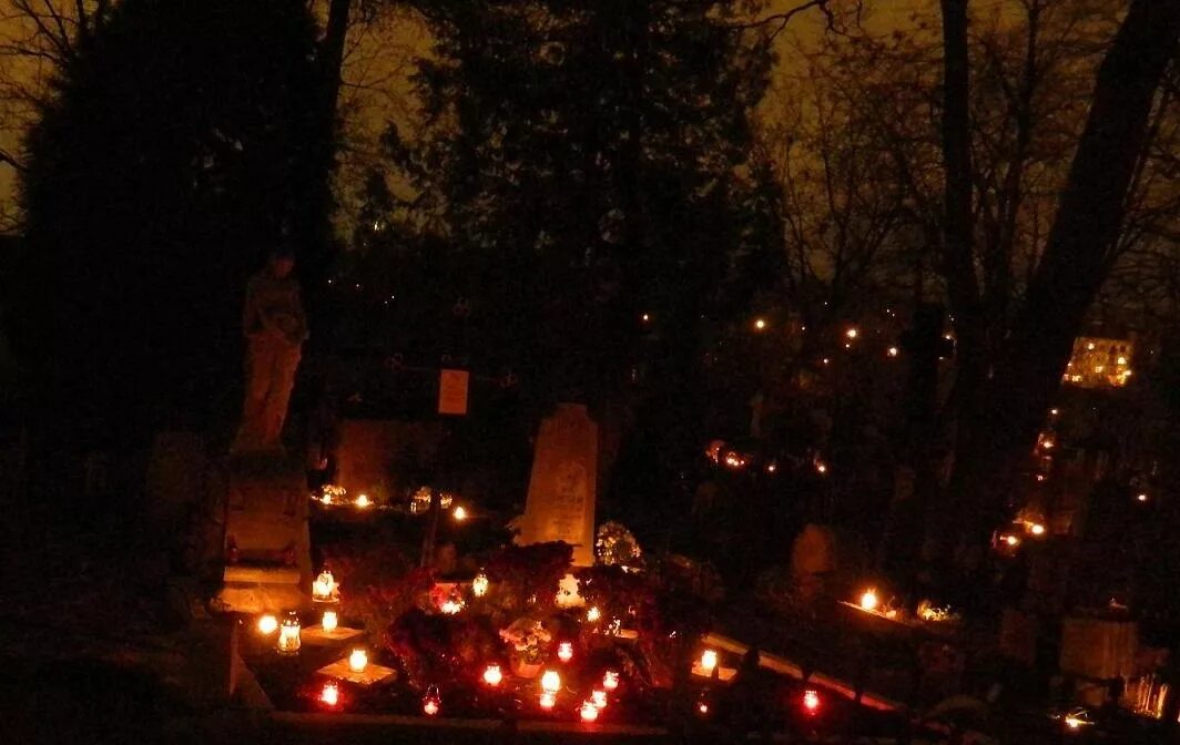 ритуалы на кладбище днем