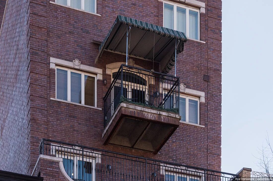 Почему строят без балконов. Урицкого 21 новосибирск. Жилые дома без балконов. Балкон пик 0,2. Почему строят без балконов.