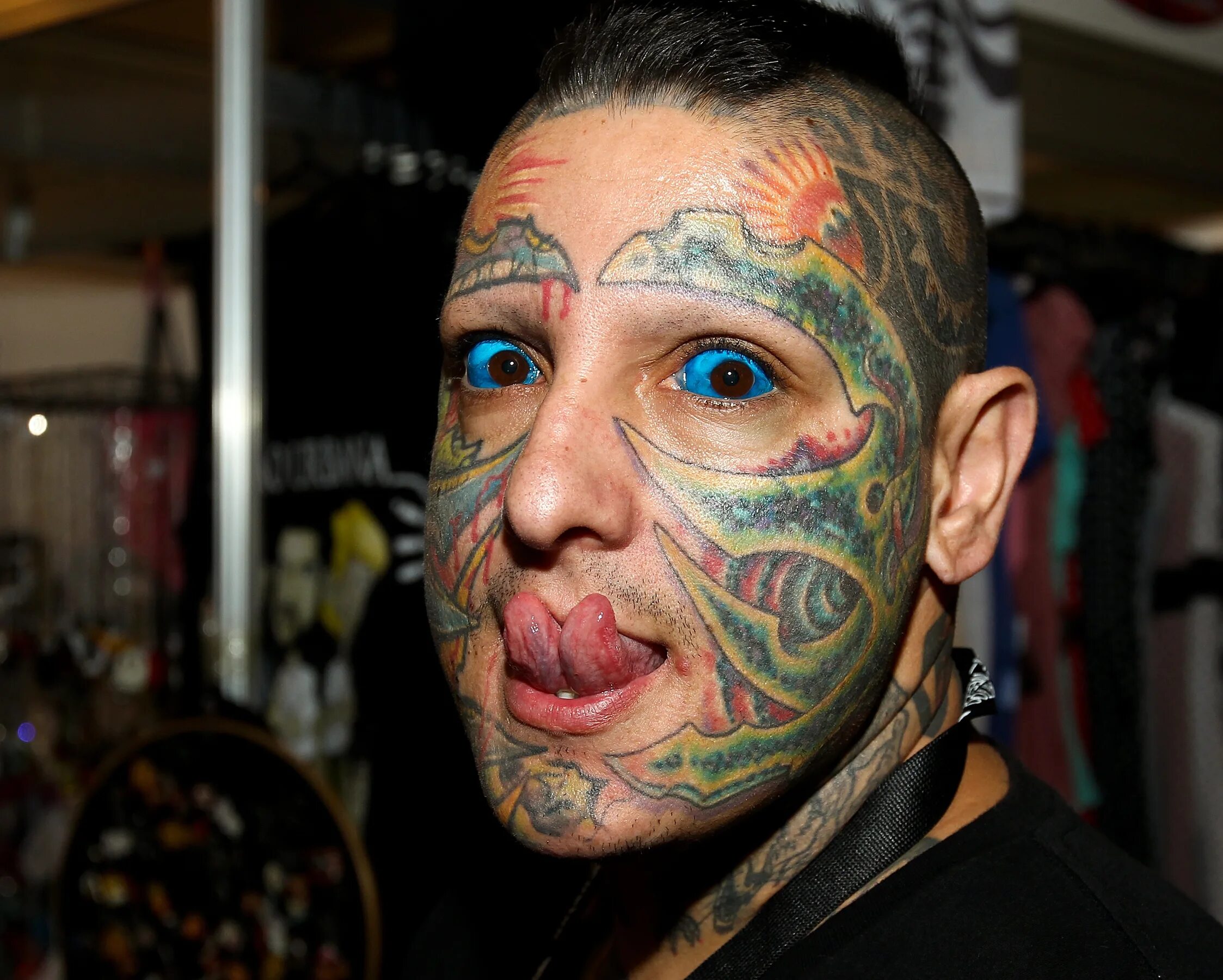 Nfne YF UKF[FP. Человек с татуированными глазами.
