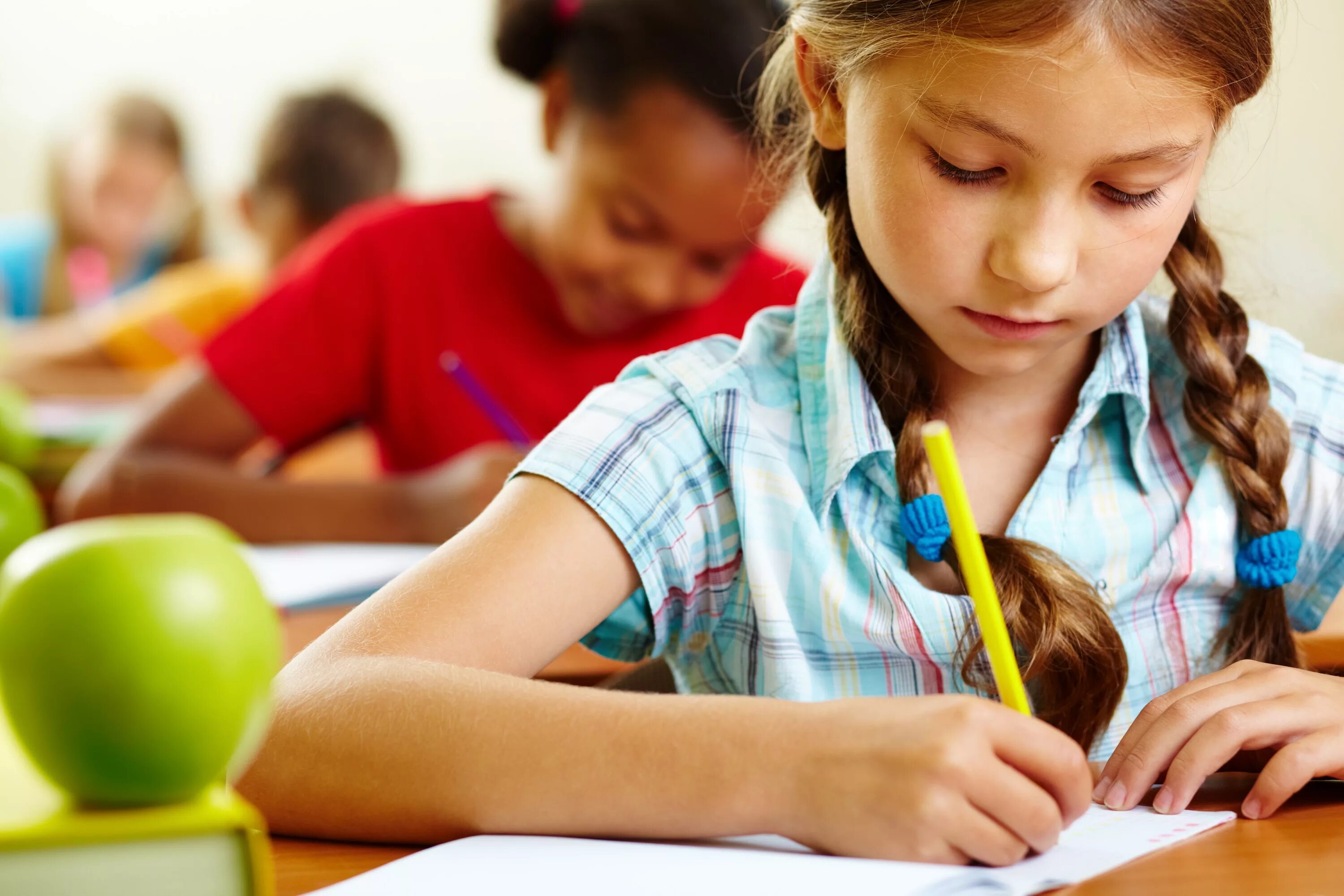 Little school children. Дети в школе. Дети школьники. Дети младшего школьного возраста. Младшие школьники.