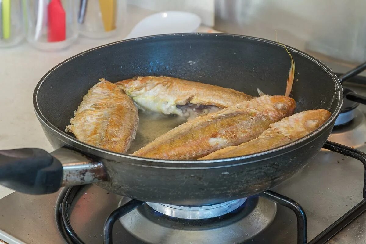 Жареная рыба в замасленной майке. Рыба для жарки. Сковорода для жарки рыбы. Жареная рыба домашняя. Самая вкусная жареная рыба.