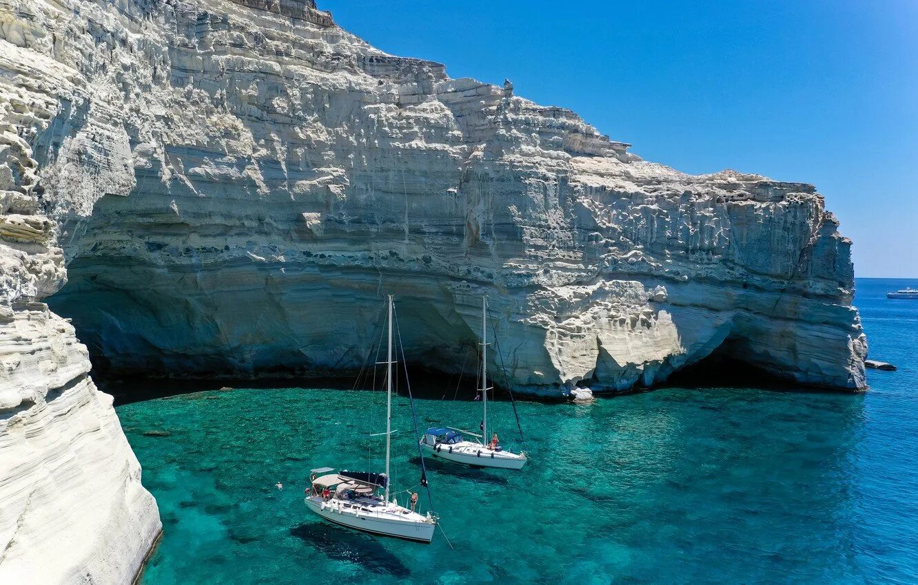 Большой остров греции. Греция остров Милос природа. Бухта Навагио Греция. Бухта Клефтико, остров Милос. Эгейское море скалы.