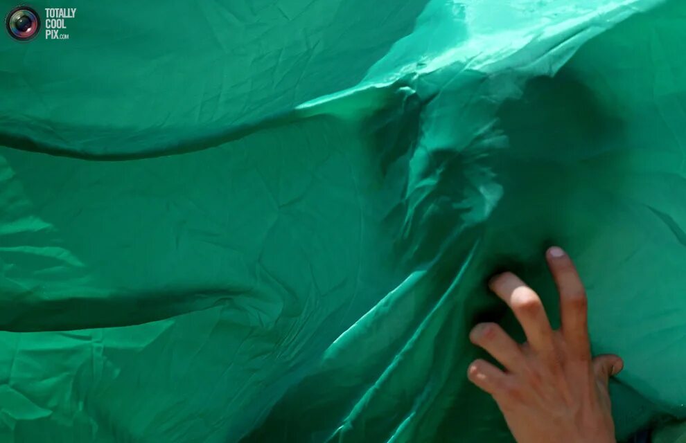 Зеленый заболел. Женщина разглядывает зеленую ткань. Зеленый пот. Зелёные потовыделения. Зеленая ткань в стоматологии.