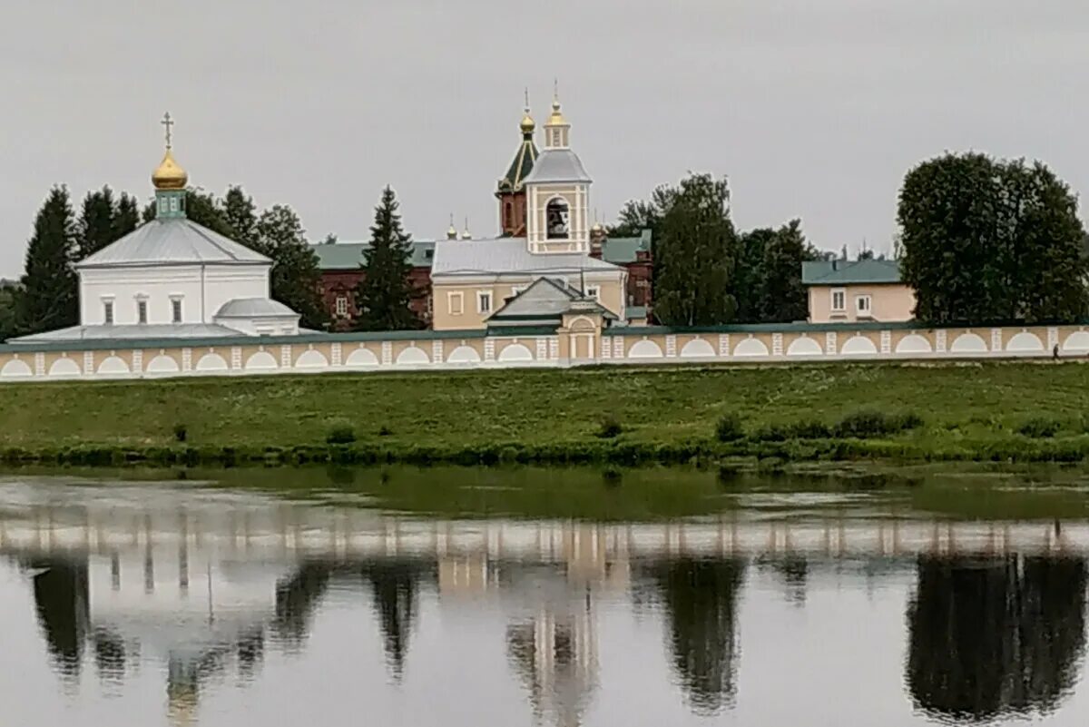 Боровичи монастырь свято. Свято-духов монастырь Боровичи. Духов монастырь Боровичи. Монастыри в Боровичах Новгородской области. Святодуховский монастырь Боровичи.