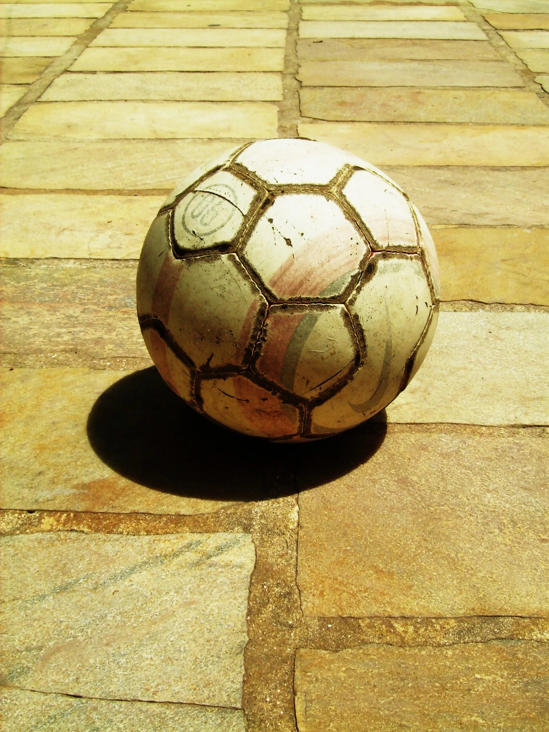 Первый мяч в футболе. Мяч. Мяч "футбол". Старый футбольный мяч. Настоящий футбольный мяч.