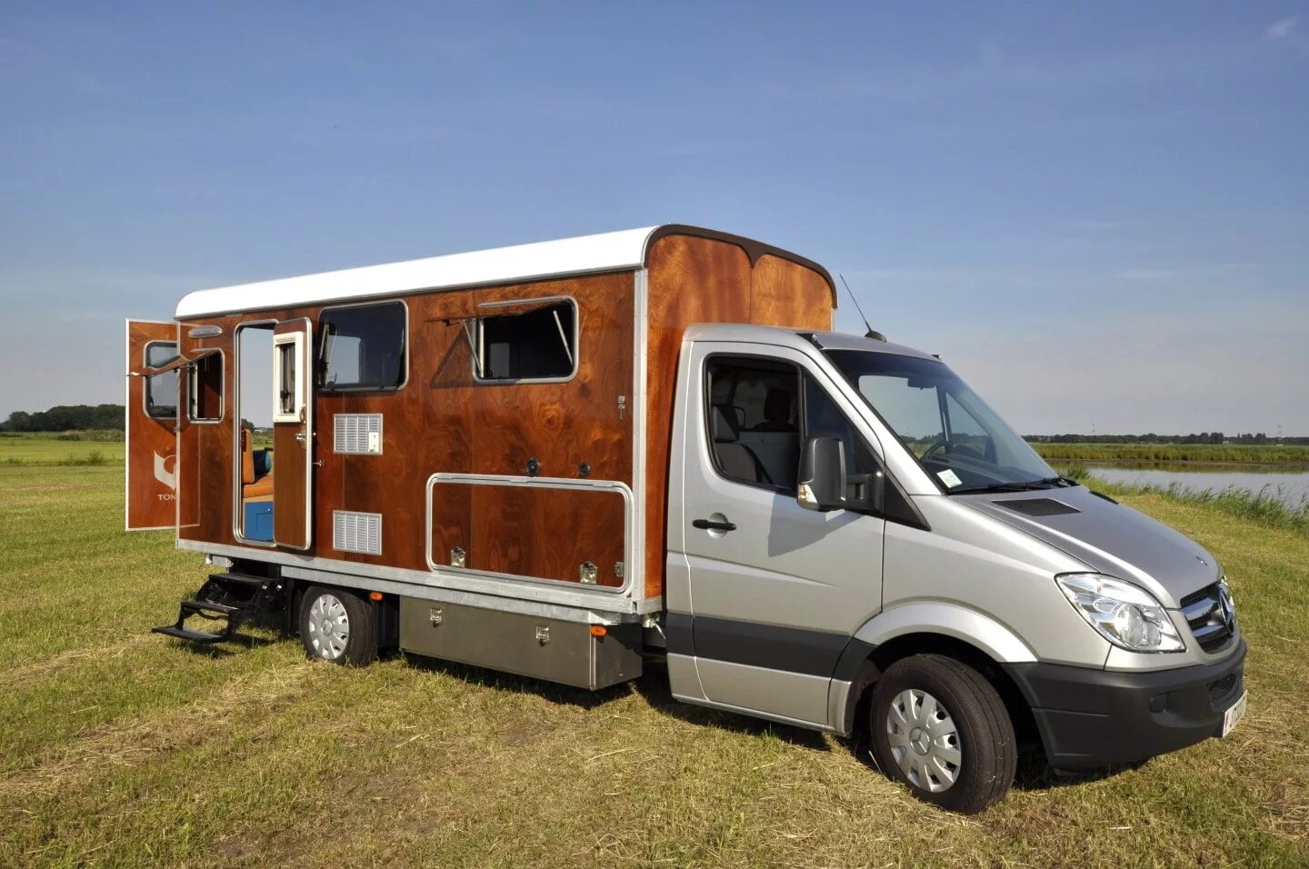 Дом на колесах санкт петербург. Mercedes-Benz Sprinter автодом. Автодом Мерседес Спринтер. Мерседес Спринтер кемпер. Mercedes-Benz Sprinter автодом 6\6.