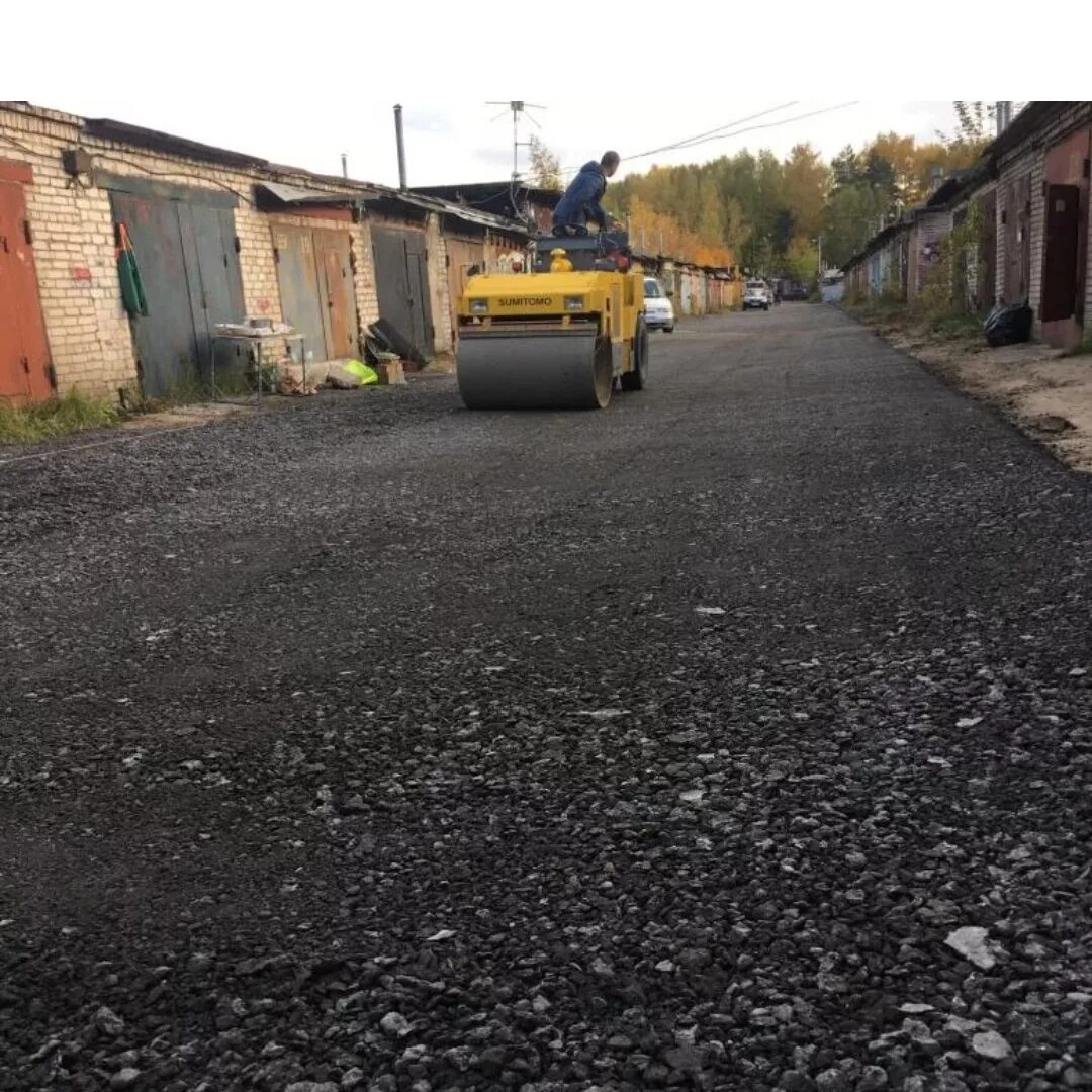 Укладка асфальтовой крошки в москве и московской. Асфальтовая крошка ЩМА. Асфальтная крошка 5-20. Асфальтная крошка КАМАЗ. Асфальтная крошка из под фрезы.