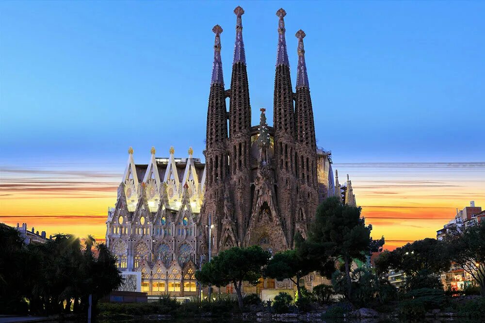 церковь прихода святого семейства красноярск. храм семейства 7. антонио гауди ворота. антонио гауди архитектура собор саграда. храм святого семейства антонио гауди.