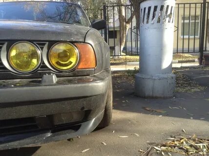 Желтеют фары
