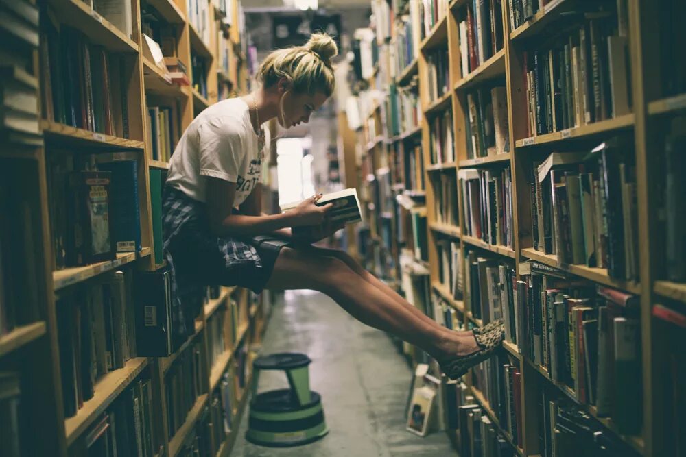 В комнате было читать книгу