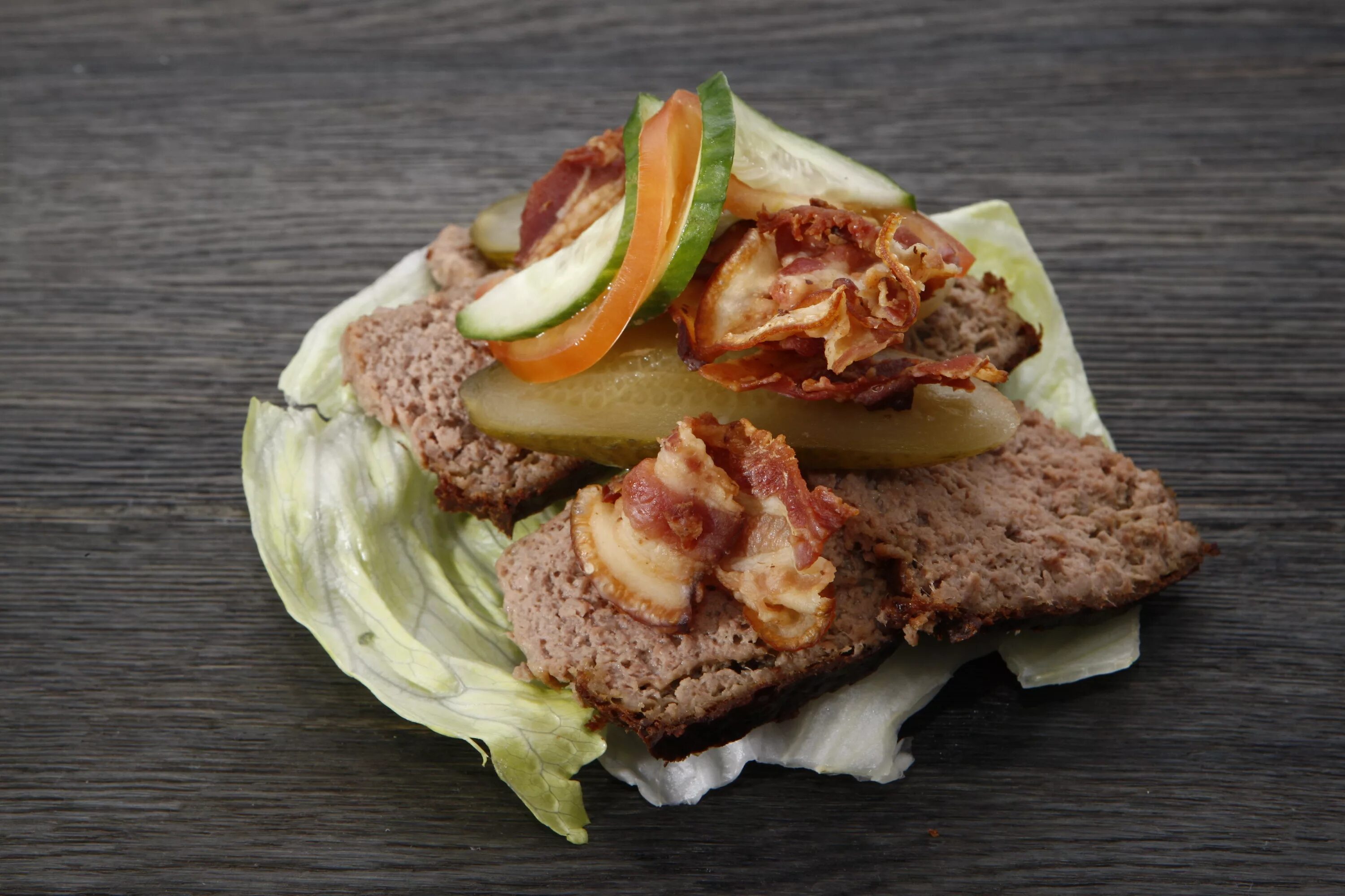 Свиной бутерброд. Бутерброды с мясными продуктами. бутерброд с говядиной. бутерброды с мясом. бутерброды с мясными гастрономическими продуктами.