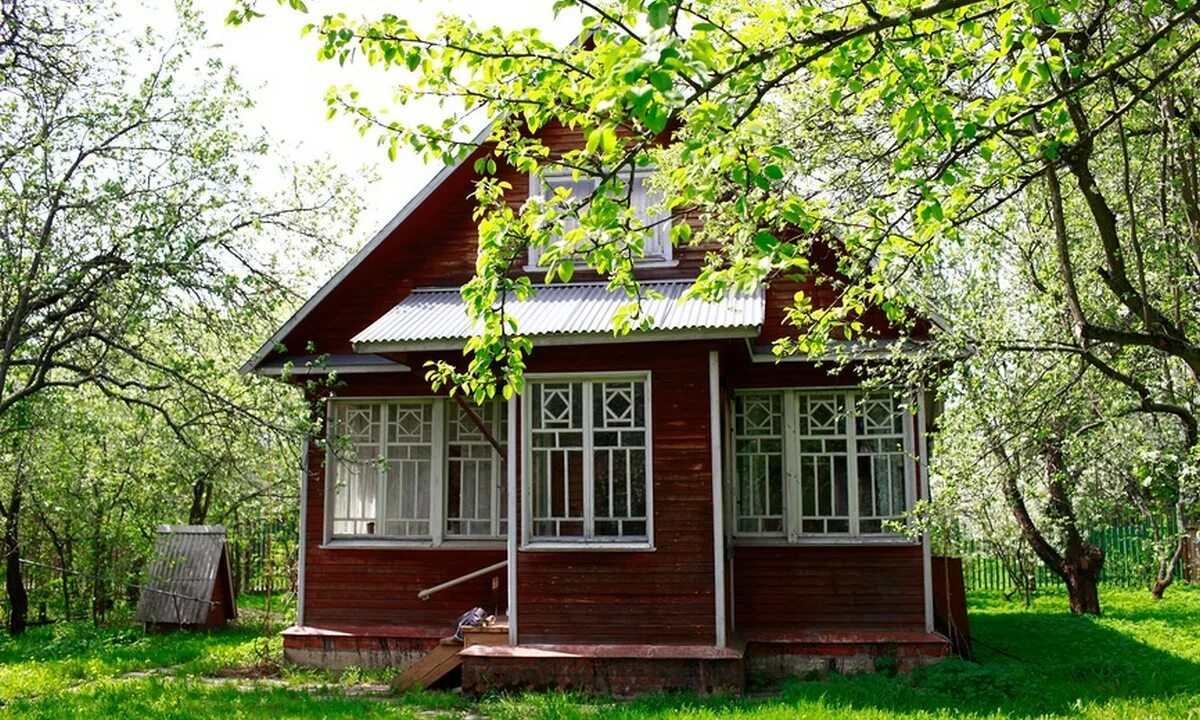 Ухоженный дачный участок. Ухоженные дачные участки. Дача в подмосковье весной. Дача весной в подмосковье. Дачный участок весной.