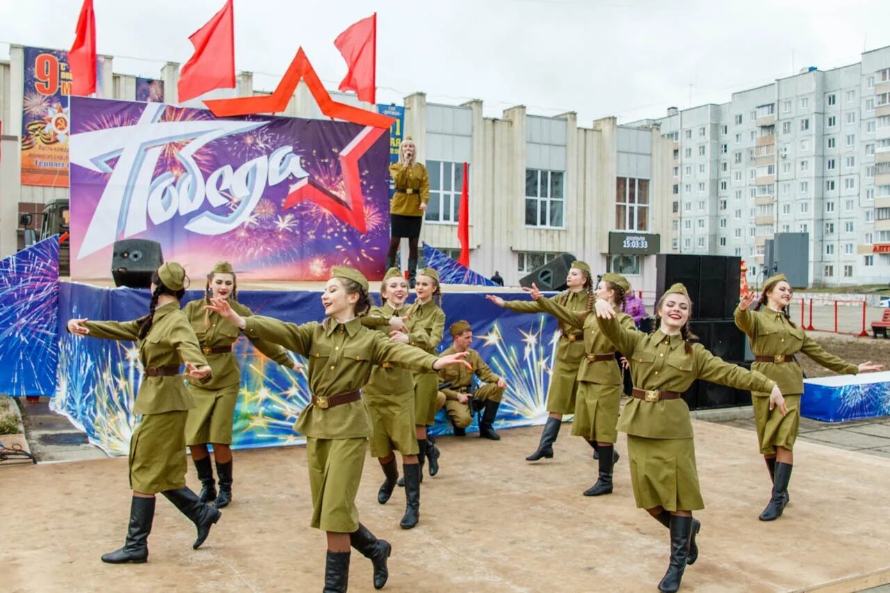 День победы в дк. ДК Дружба Усть-Илимск. Дворец культуры Дружба Усть-Илимск. 9 Мая Усть Илимск. Усть Илимск ДК Дружба ансамбль движение.