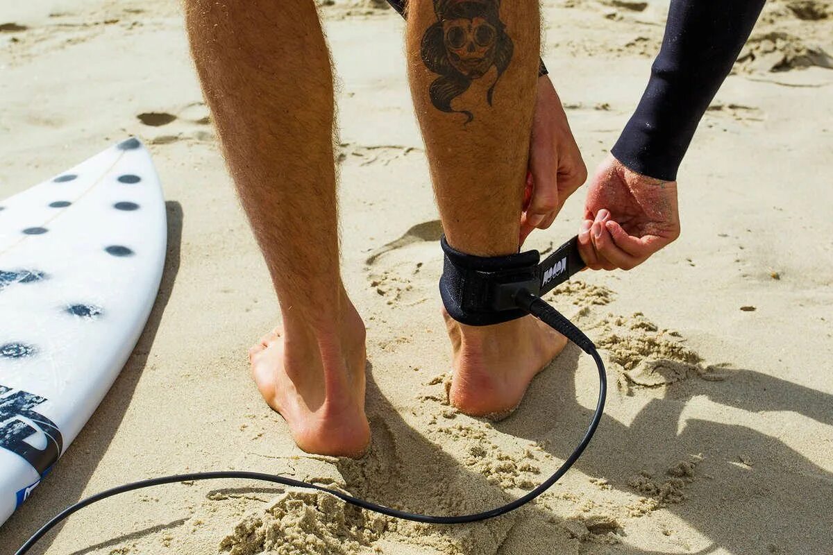 Зачем привязывают. Репеллент для отпугивания акул. Резинка на ногу для серфинга. Leash Surf. Устройство отпугивающее акул.