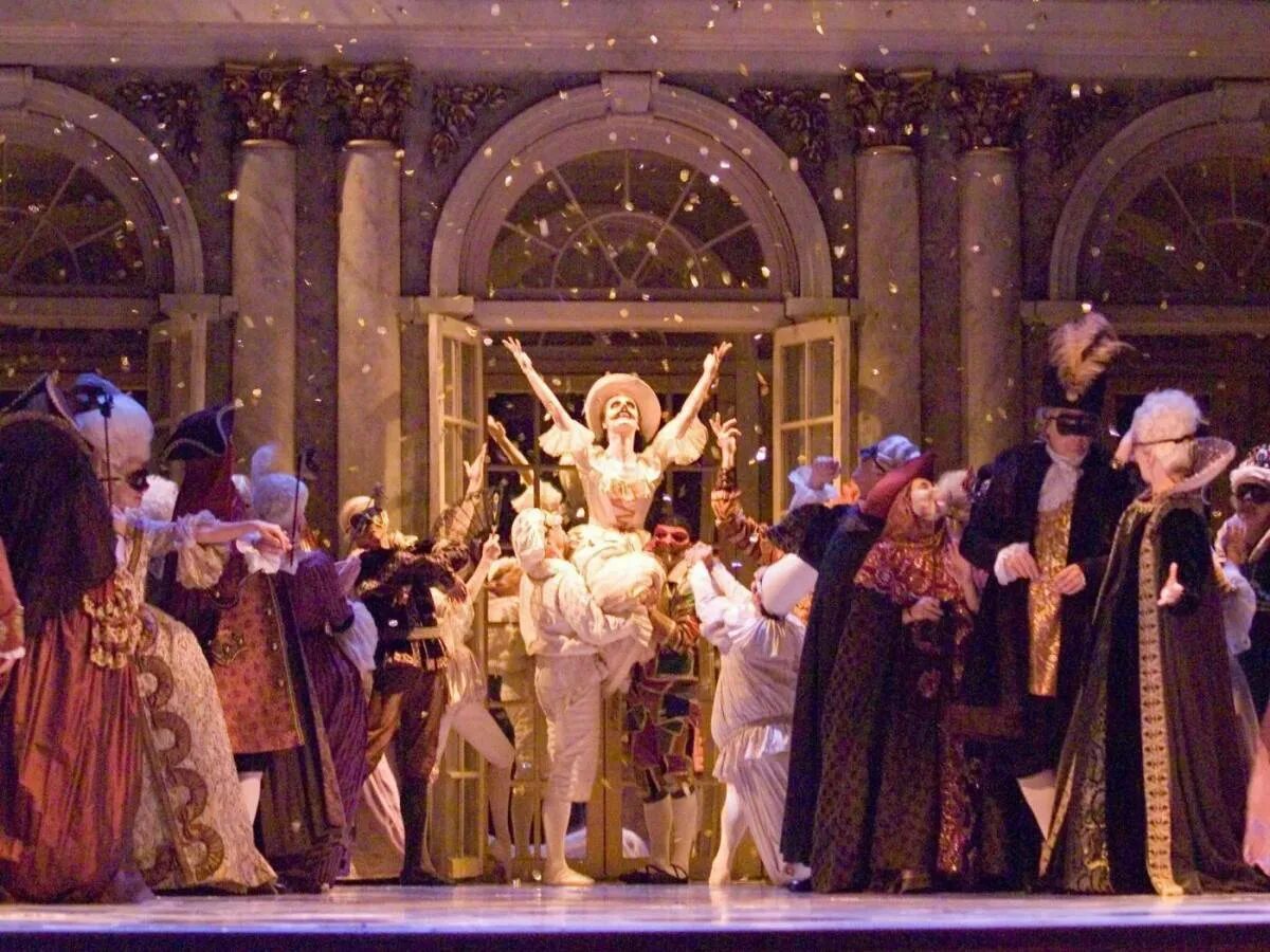 Опера какой год. Полусерьезная опера. Опера 1994. Оперное представление. Оперный театр представление.