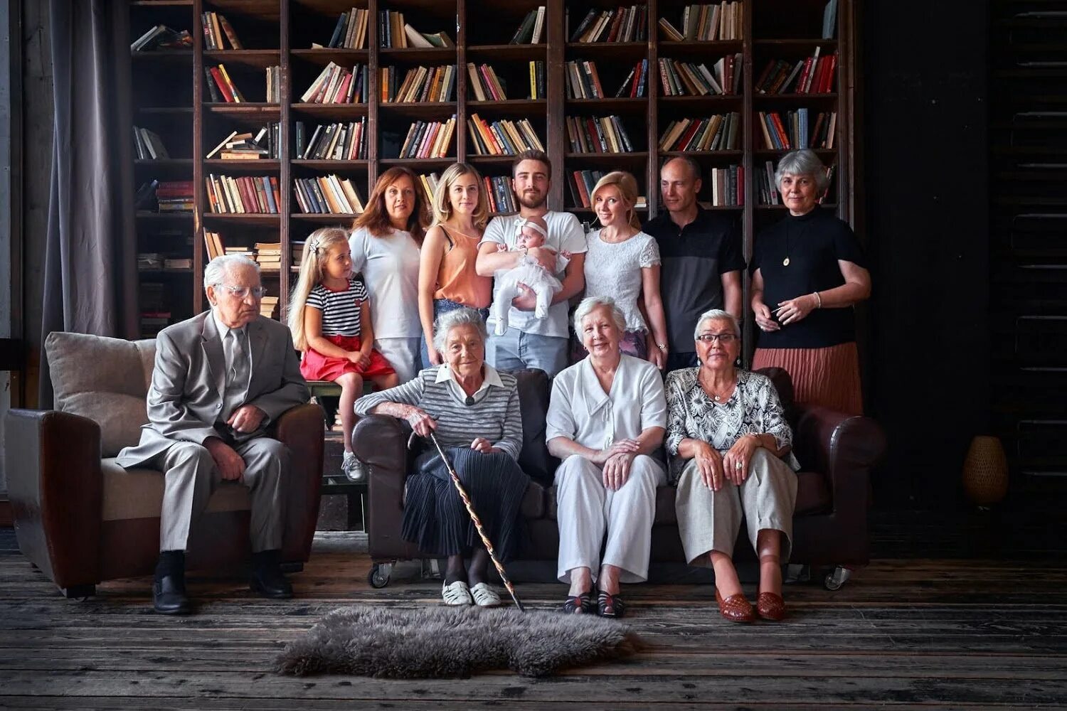 Родственник 4 поколения. Большая семья. Семья несколько поколений. Фотосессия большой семьи в студии. Разные поколения.