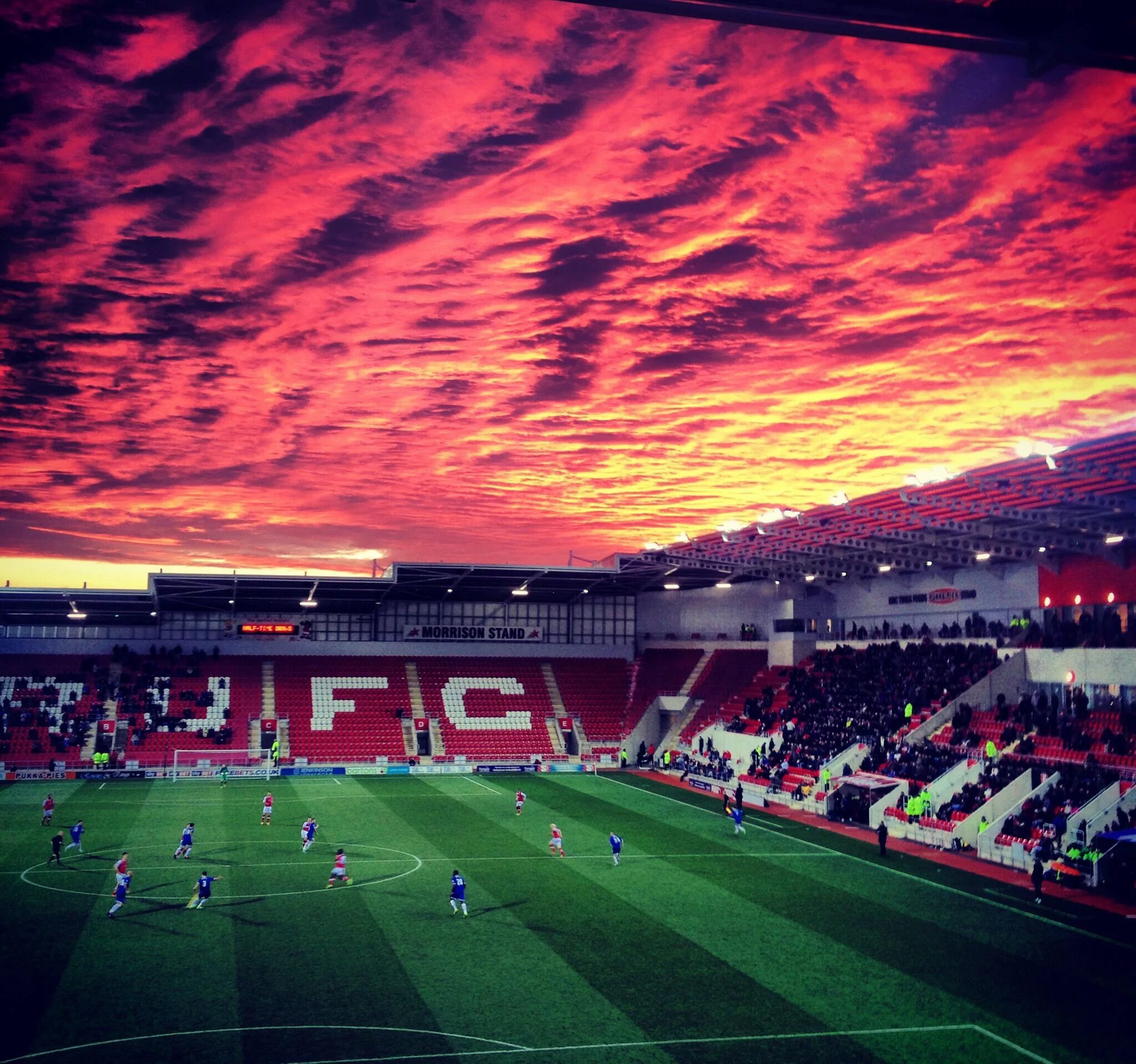 Ночной стадион. FC Rotherham стадион. Нью Йорк Стадиум. Нью хэтэй Стэдиум.