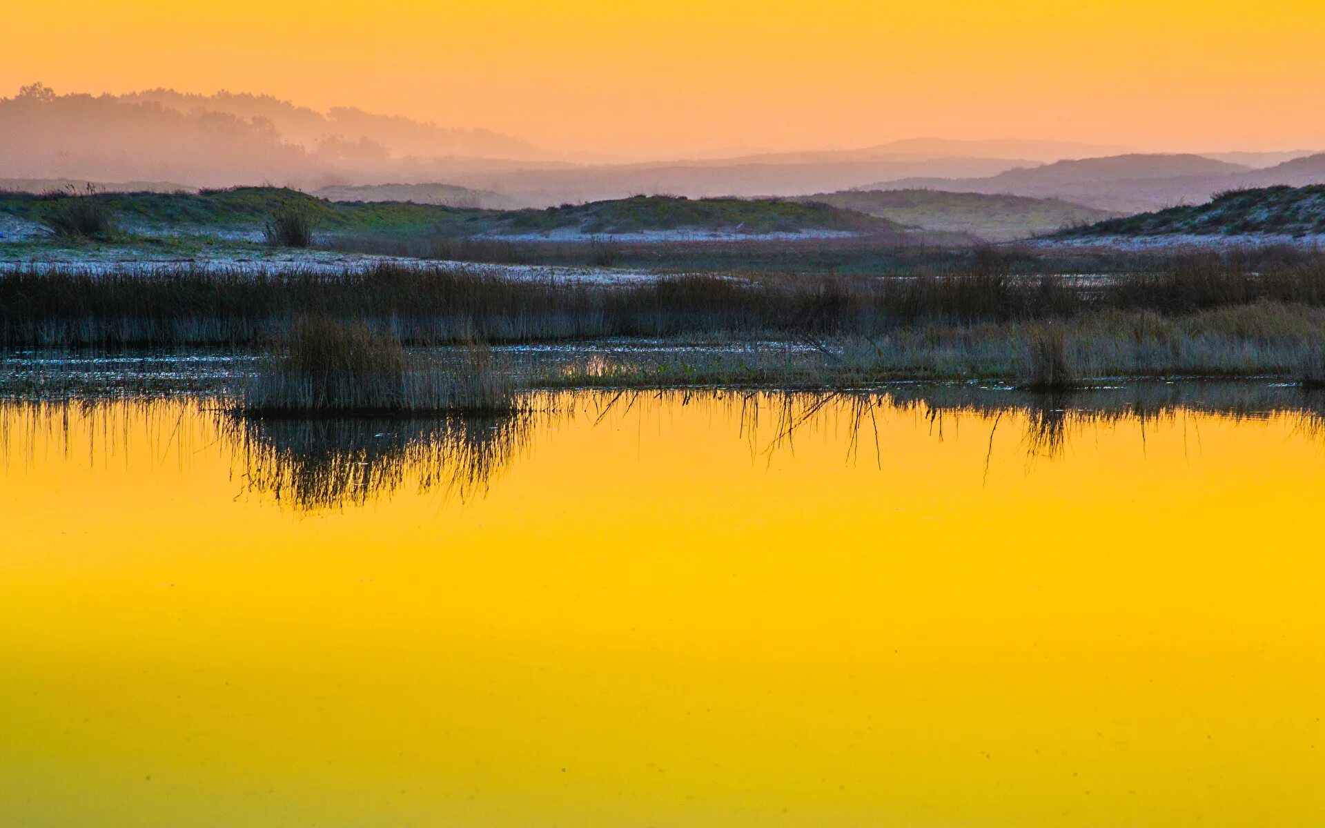 Долина даллол эфиопия. Озеро желтого цвета. Озеро утренней славы национальный парк yellowstone. Рейнисфьяра исландия желтая река. Пустыня данакиль долина смерти.