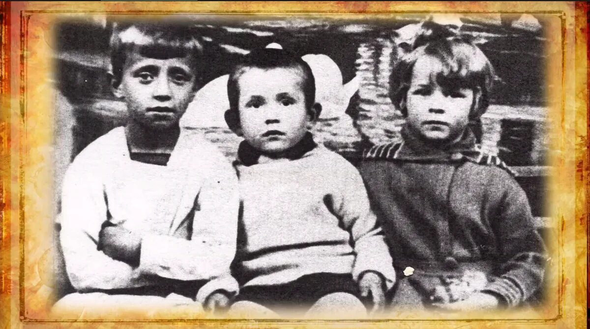 Есенин и его дети. Потомки есенина. Есенин в детстве. Дети есенина. Дети с а есенина.