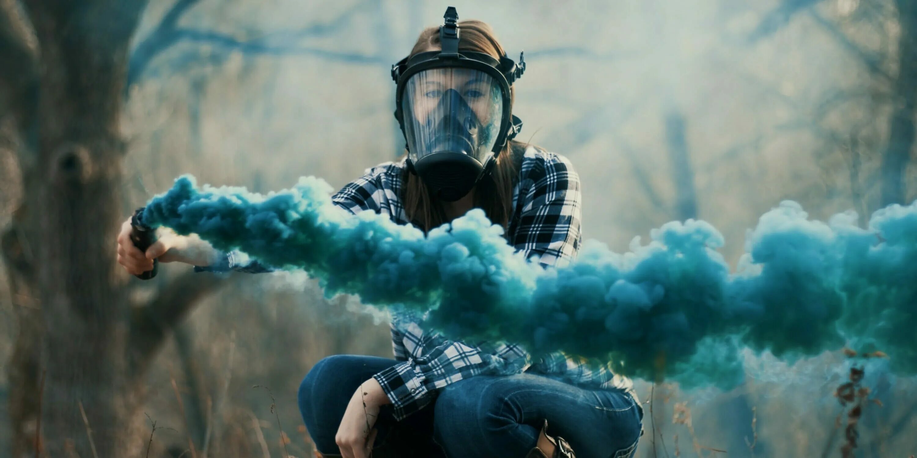 Человек с дымовой шашкой в руке. Человек с фаером и маске. Фотосессия с дымовой шашкой. Девушка с дымовой шашкой.