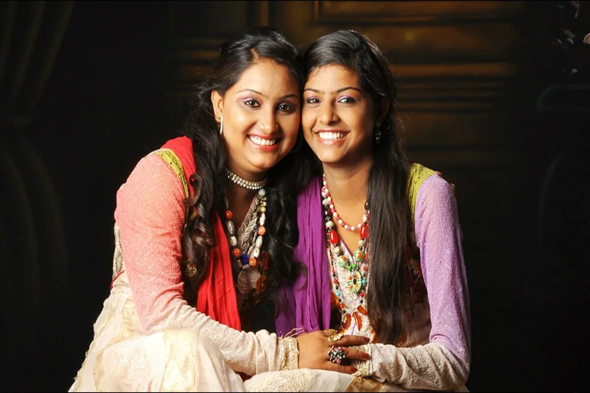 Джиоти Nooran. Nooran sisters Джиоти. Джиоти Нуран певица. Nooran sisters Patakha Guddi.