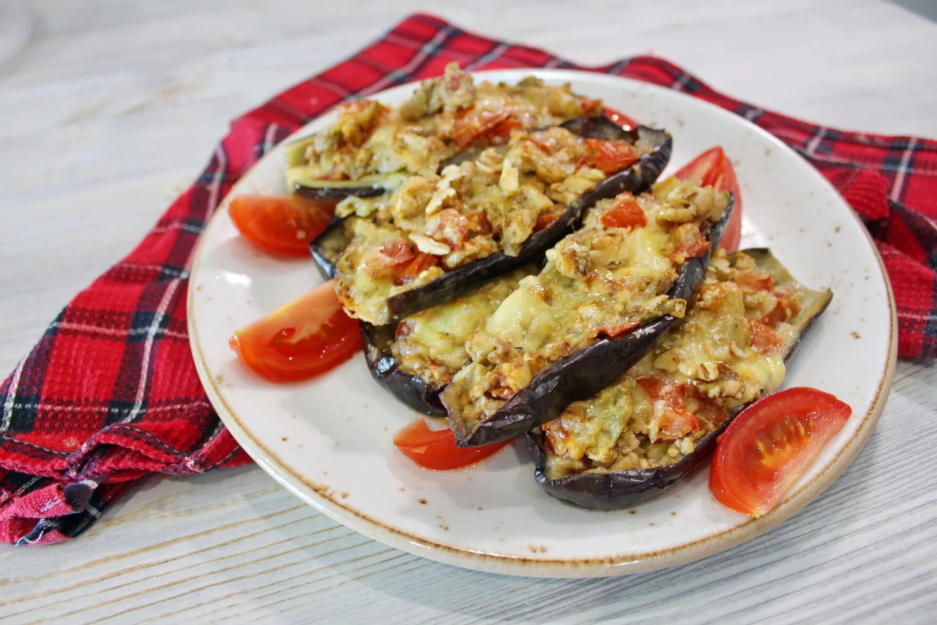 Баклажаны с овощами и сыром в духовке. Баклажаны пармеджано веером. Баклажаны в духовке с помидорами и сыром и чесноком. Печеные баклажаны с сыром и помидорами. Запечённые баклажаны в духовке с помидорами и чесноком.