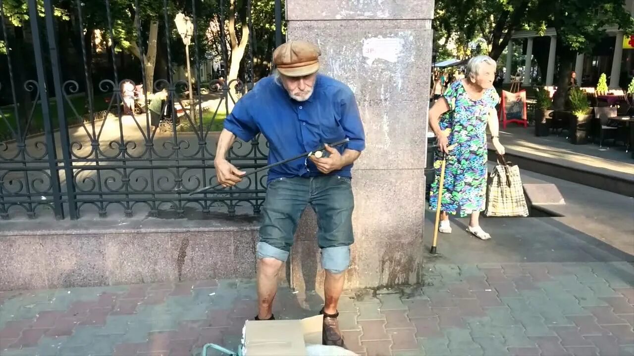 Одесский человек. Уличный музыкант на бутылках. Дед с бутылкой. Чудаки дед.